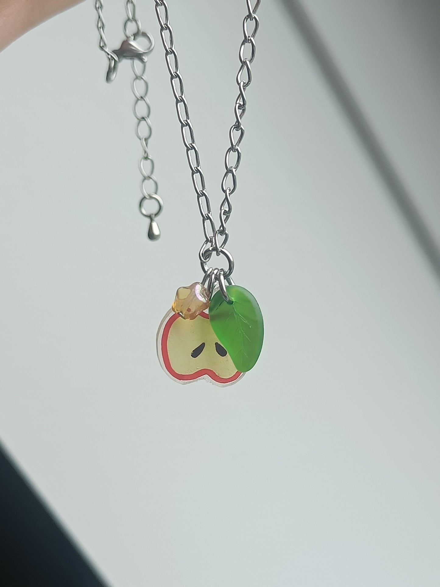 APPLE CHAIN NECKLACE